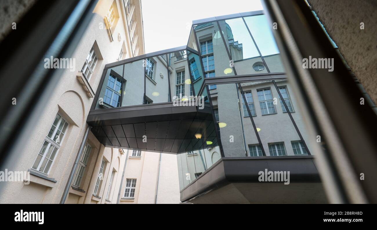 Leipzig, Alemania. 14 de febrero de 2020. El antiguo edificio de la Biblioteca Nacional Alemana de Leipzig se refleja en un nuevo edificio, el Archivo de Música Alemana. La Biblioteca Nacional Alemana, con oficinas en Leipzig y Frankfurt am Main, recoge todo lo publicado en alemán desde 1913. El stock actual de 36 millones de medios comprende 387 kilómetros de estantería. Una de las tareas más importantes en este momento es el camino hacia la era digital. (A dpa 'recogiendo medios en tiempos de digitalización') crédito: Jan Woitas/dpa-Zentralbild/dpa/Alamy Live News Foto de stock