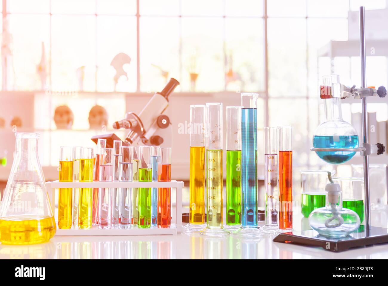 Varios tubos de vidrio y equipos utilizados en laboratorios científicos, en escritorios, en laboratorios, intentan investigar Foto de stock