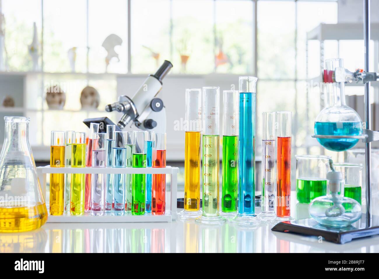 Varios tubos de vidrio y equipos utilizados en laboratorios científicos, en escritorios, en laboratorios, intentan investigar Foto de stock