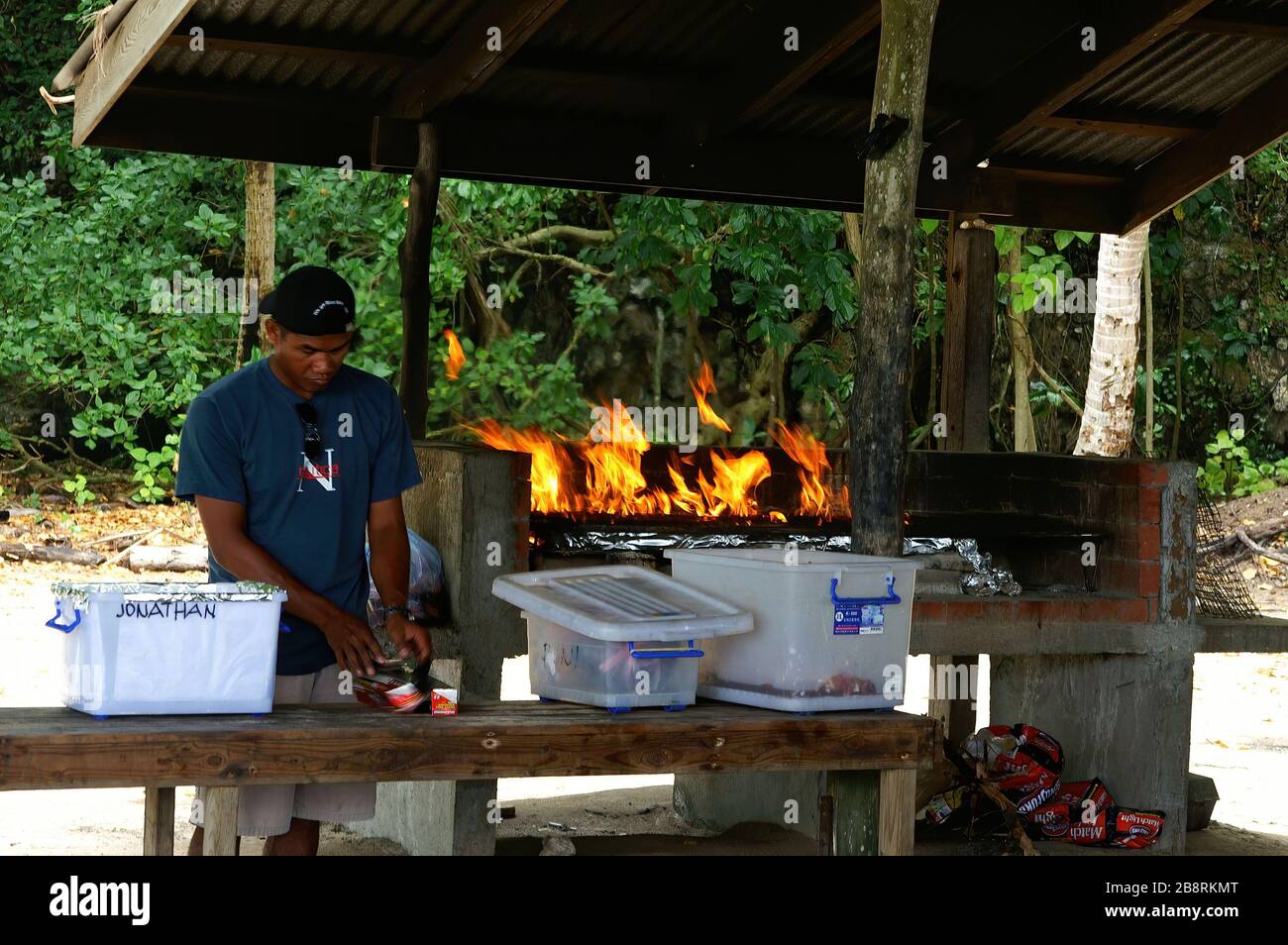 Palau, 27 DE FEBRERO de 2005 - personas que preparan comida en una parrilla al aire libre Foto de stock