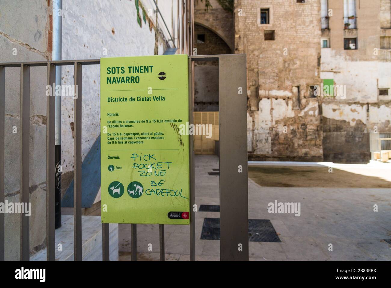 Barcelona, España - 1 de agosto de 2019: Cartel en el Barrio Gótico sobre los carteristas Foto de stock
