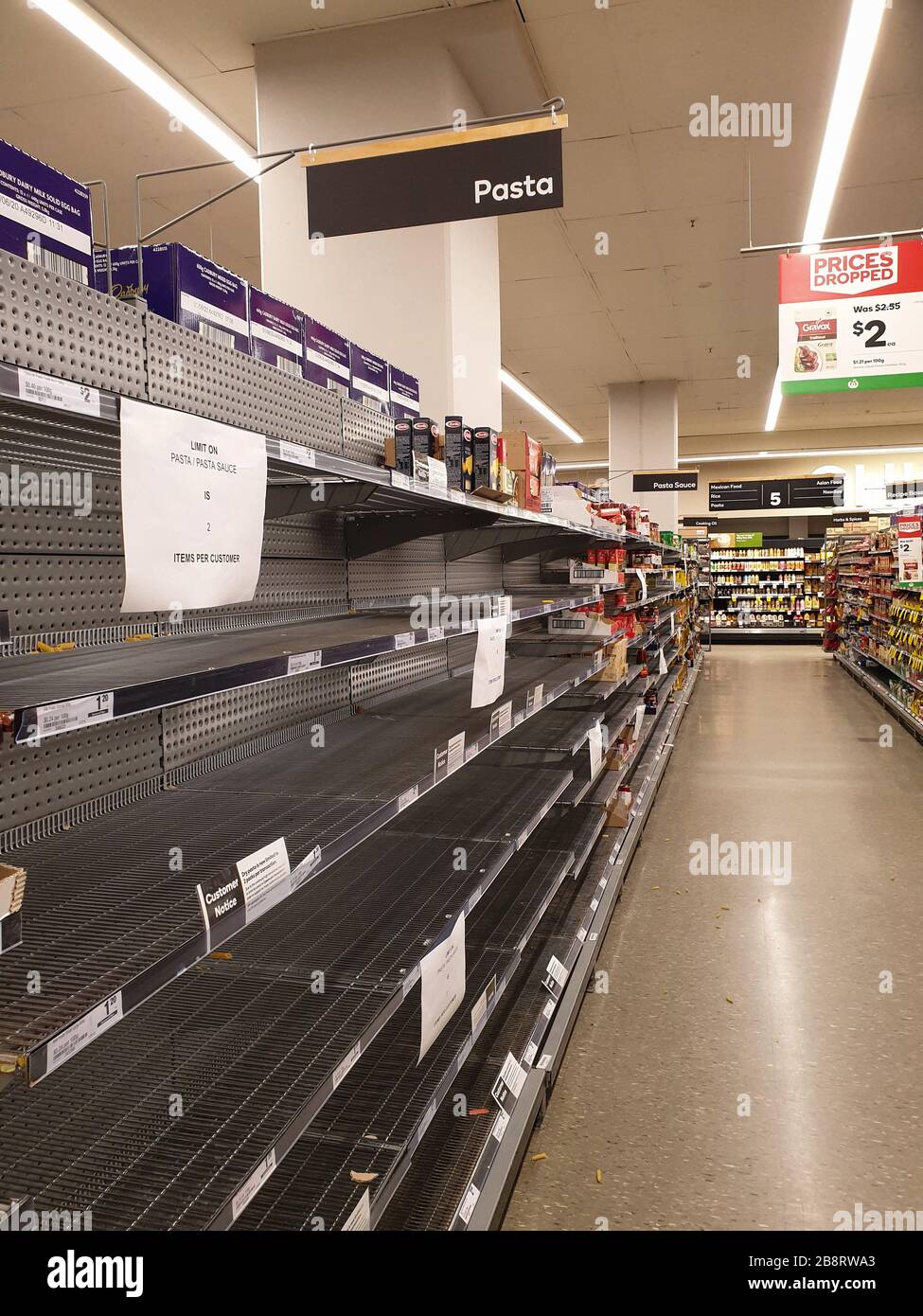 Costa de Oro, Australia - 21 de marzo de 2020: El supermercado Woolworths vacía las bandejas de pasta y salsa en medio de los temores de coronavirus, los compradores se asustan al comprar y almacenar pasta mientras Australia se prepara para una pandemia. Foto de stock