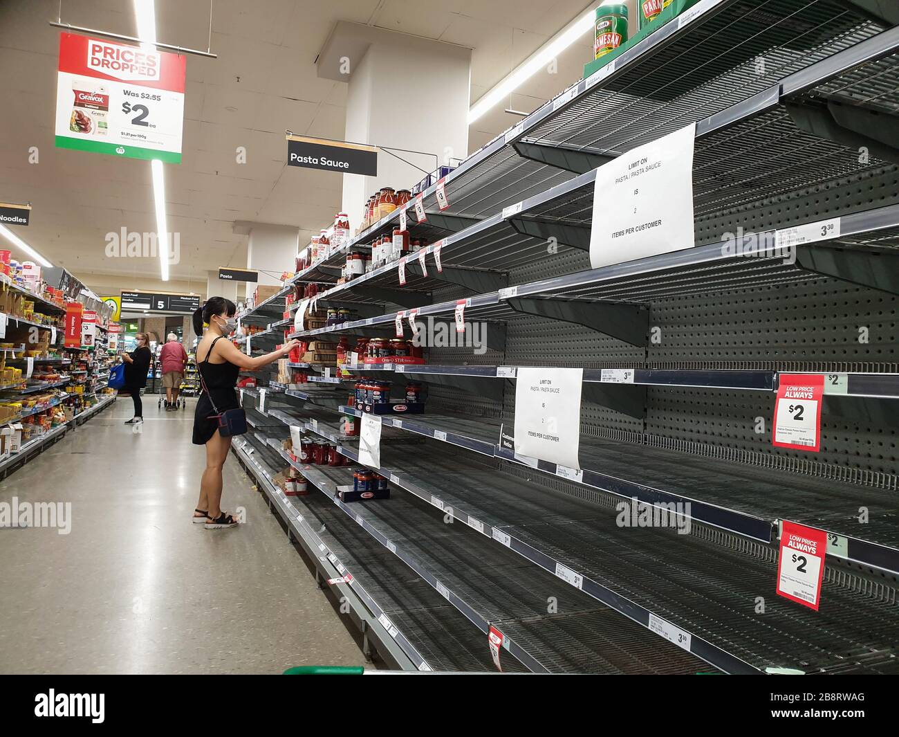 Costa de Oro, Australia - 21 de marzo de 2020: El supermercado Woolworths  vacía las bandejas de pasta y salsa en medio de los temores de coronavirus,  los compradores se asustan al