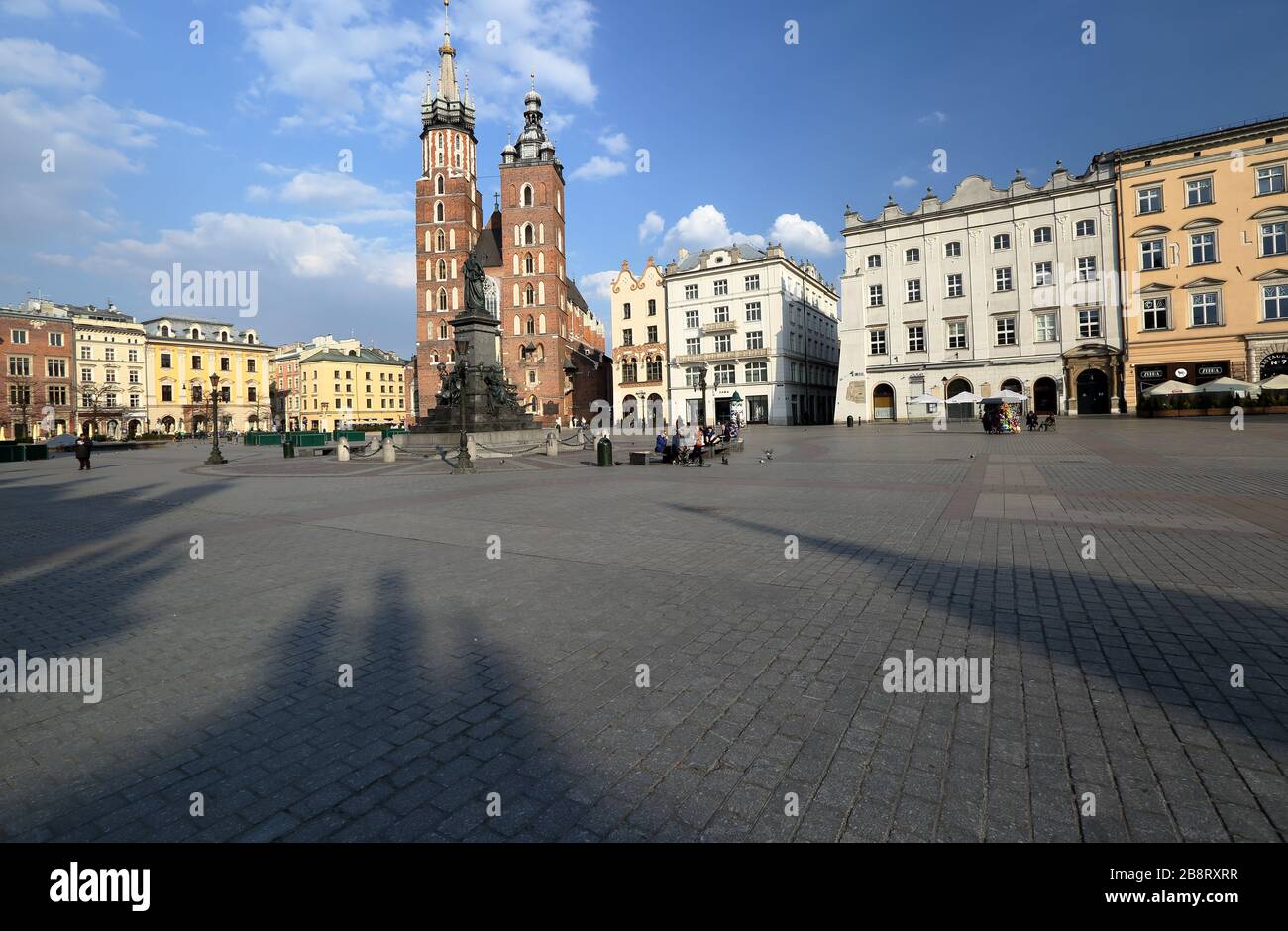 Cracovia / Polonia - 19 de marzo de 2020: Casi vacía plaza principal del mercado para prevenir la caña de coronavirus, la iglesia de Saint Marys, punto seco en la ciudad popular Foto de stock