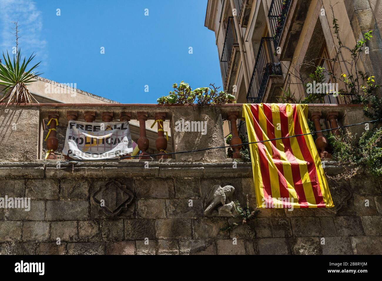 Barcelona, España - 1 de agosto de 2019: Bandera catalana y signo de presos políticos Foto de stock