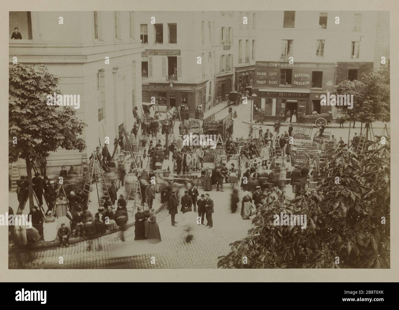 FUNERAL DE VICTOR HUGO TRANSEÚNTES ESPERANDO PROCESIÓN, BDODEON ST