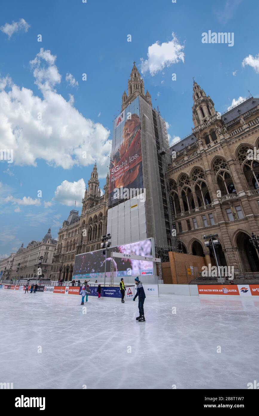 VIENA, AUSTRIA. Patinaje sobre hielo en el Wiener Eistraum. El Wiener Rathaus - Ayuntamiento de Viena. El gobierno de la ciudad lo establece cada invierno. Foto de stock