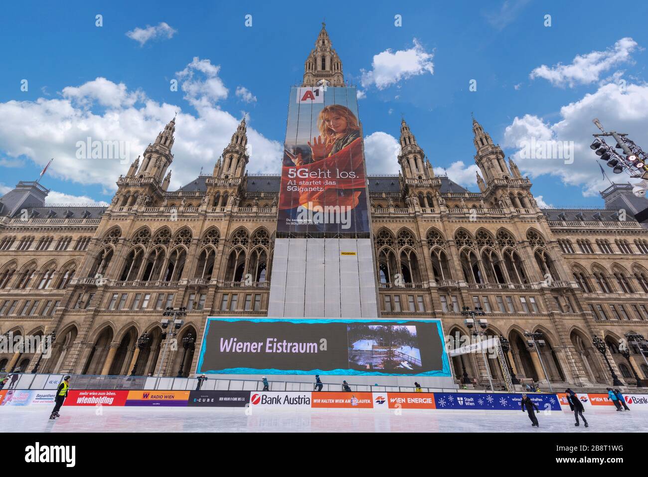 VIENA, AUSTRIA. Patinaje sobre hielo en el Wiener Eistraum. El Wiener Rathaus - Ayuntamiento de Viena. El gobierno de la ciudad lo establece cada invierno. Foto de stock