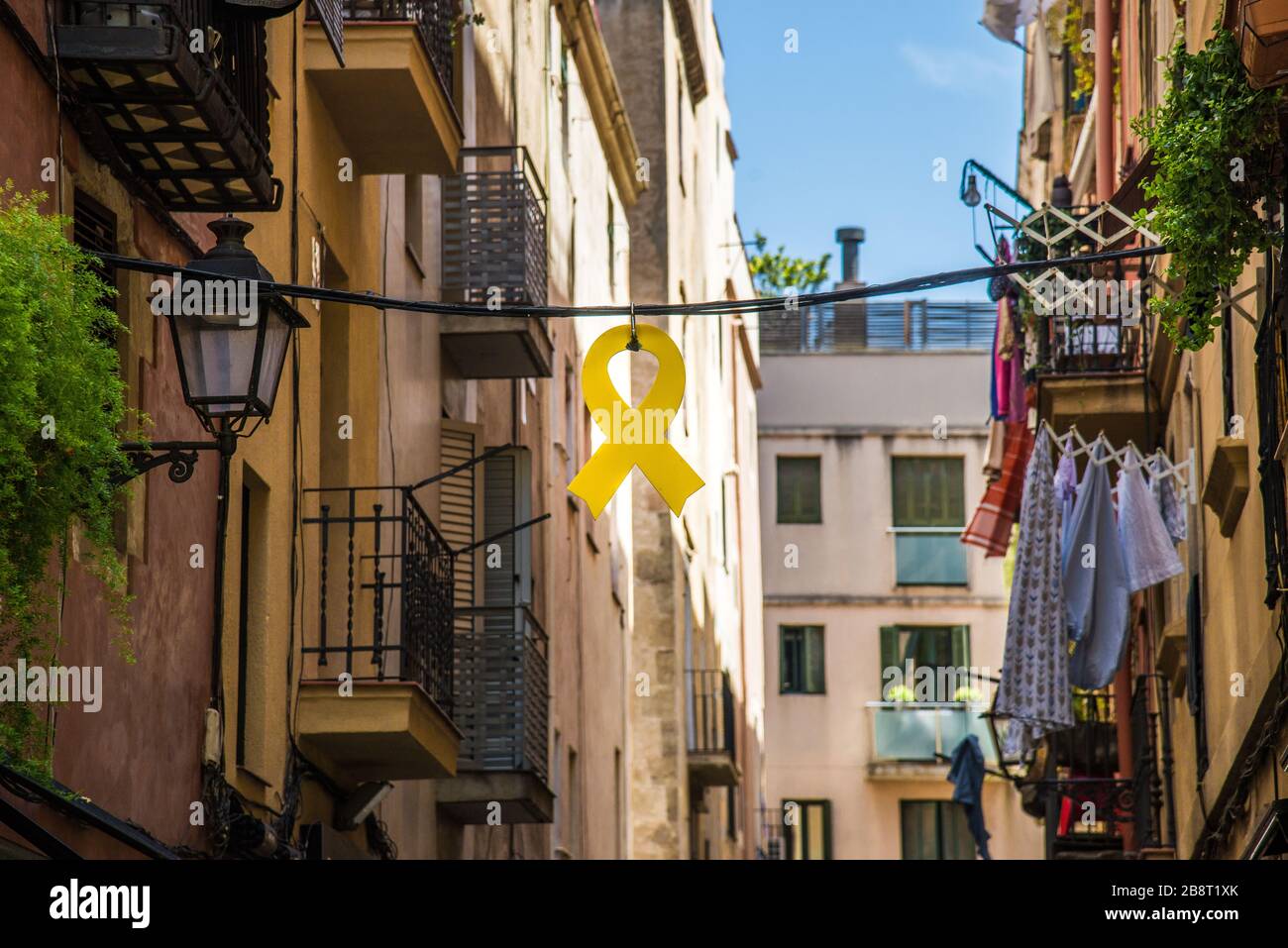 Cinta amarilla, utilizada para la independencia y los presos políticos, en el Barrio Gótico. Foto de stock