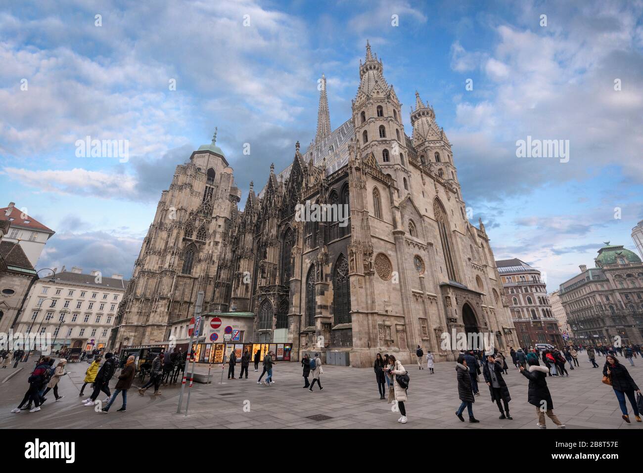 Viena, Austria. Catedral de San Esteban en el centro de Viena. Iglesia católica Romana con ventanas de vidrio grabado de estilo gótico. Stephansdom Foto de stock