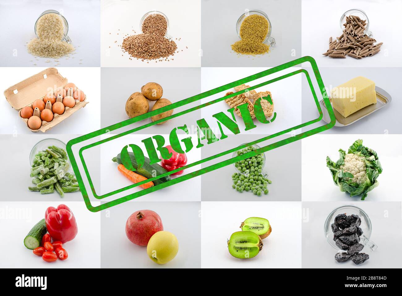 Mosaico o collage de diversas plazas de alimentos con signo orgánico. Collage de alimentos - grañadas, frutas, verduras, queso, verduras congeladas, huevos Foto de stock