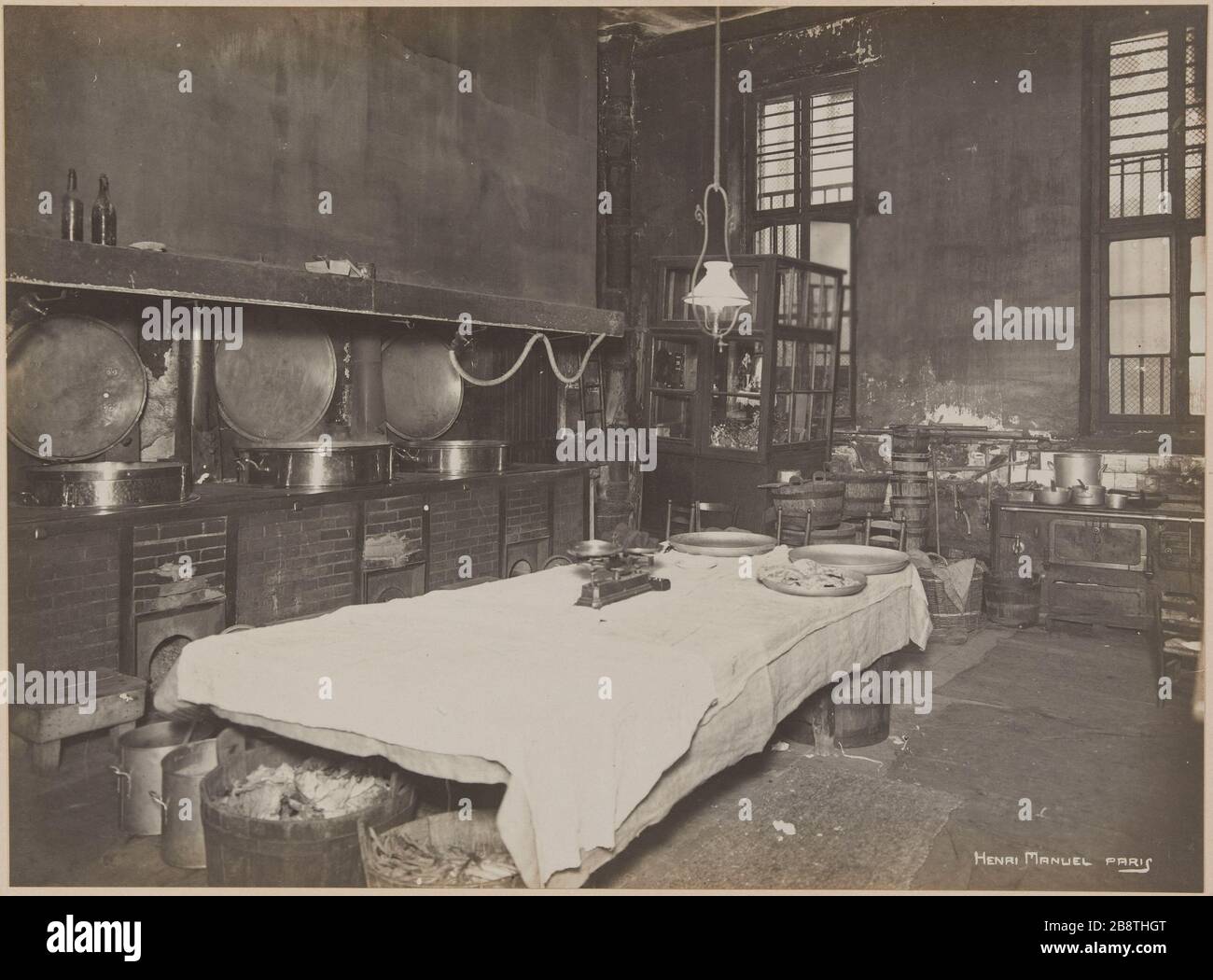 Cocina vacía, cárcel de Saint-Lazare, prisión para mujeres, 107 rue du Faubourg Saint-Denis, 10º distrito, París. Cocina vide, prisión Saint-Lazare, Maison d'arrêt pour femme, 107 rue du Faubourg-Saint-Denis. París (Xème arr.). Photographie d'Henri Manuel (1874-1947). Tirage gélatino-argentiques au bromure sur papier, collé sur un page d'album cartonnée. Agrandissement d’après une plaque négative sur verre. 1929-1931. París, musée Carnavalet. Foto de stock