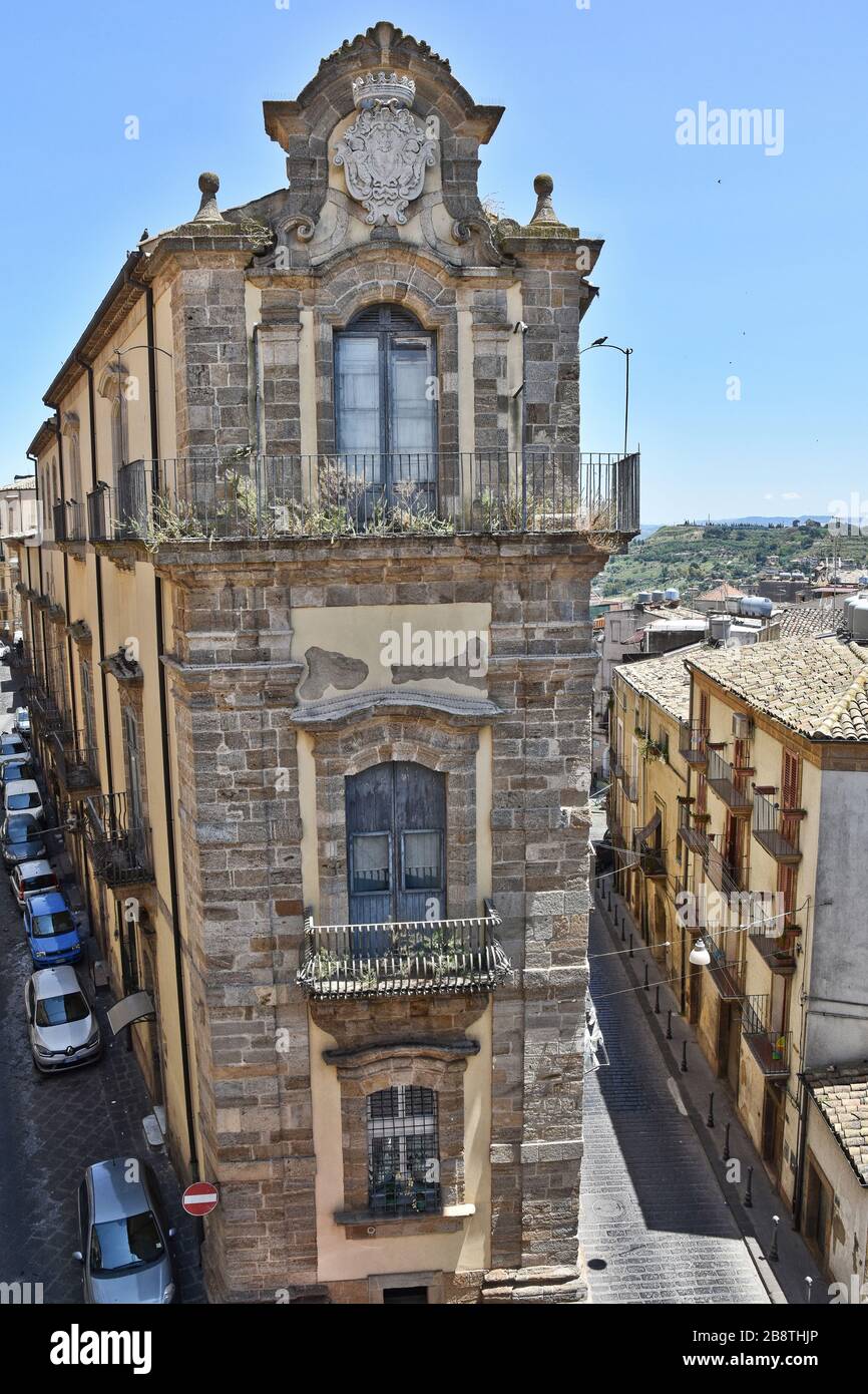 Edificios de arquitectura barroca en Caltagirone, ciudad de Sicilia en Italia Foto de stock