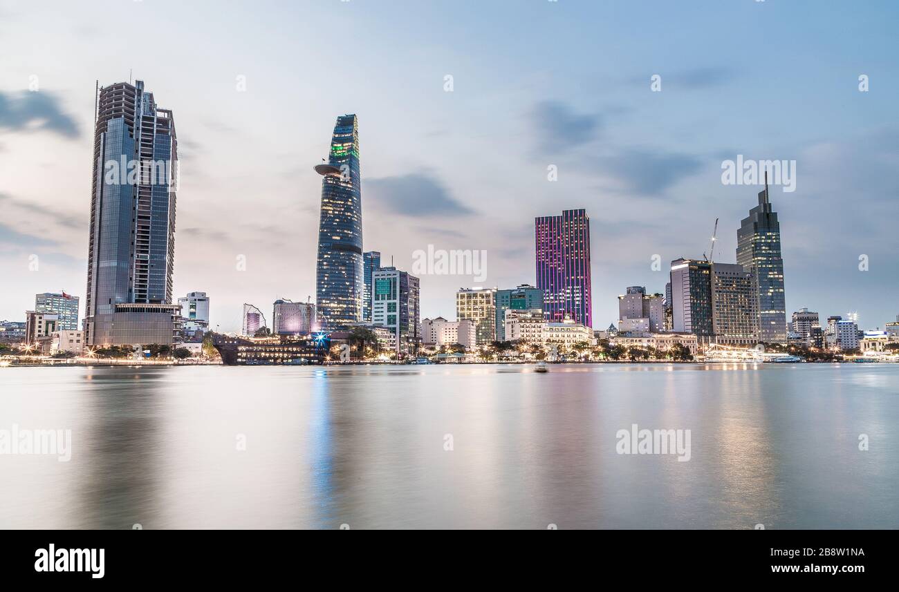 Saigón (Ciudad Ho Chi Minh) horizonte al atardecer. Foto de stock