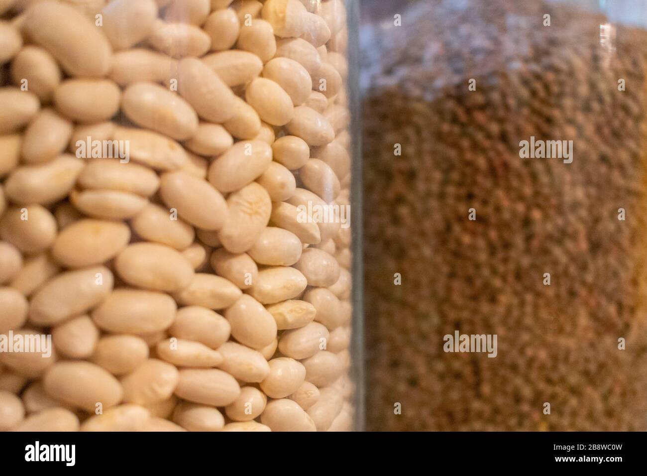algunas legumbres en tarros de vidrio en una cocina Foto de stock
