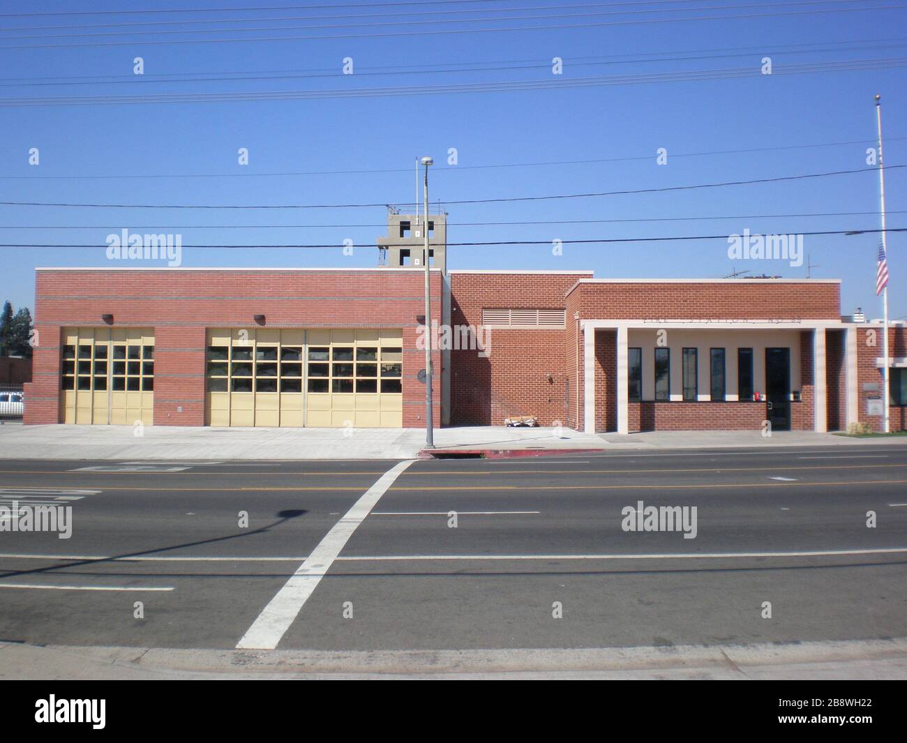 "Estación de Bomberos LAFD # 89 en la zona norte de Hollywood en Los Angeles, CA; 11/09/10; I (Manafan5 (Hablar) creó este trabajo íntegramente por mí.; Manafan5 (Hablar); ' Foto de stock