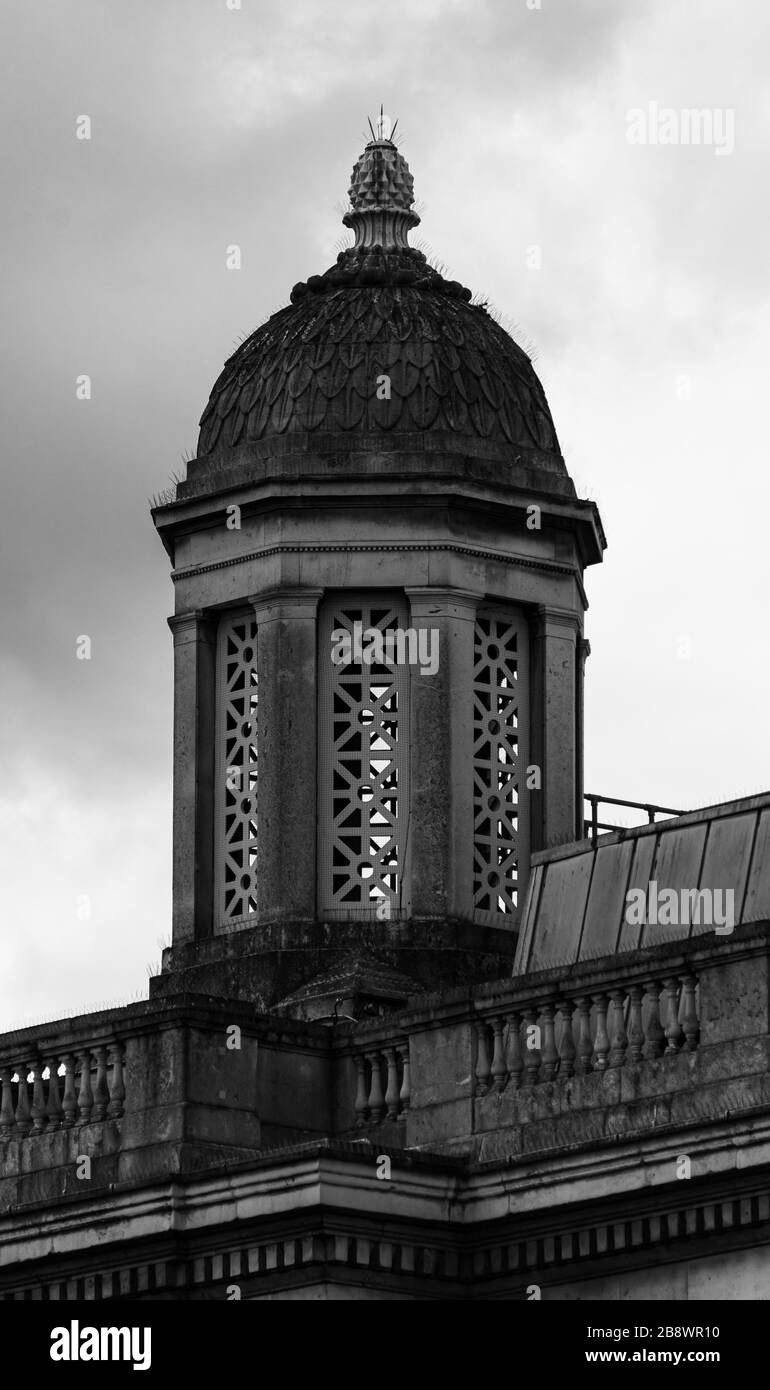 Una cúpula ornamentada en la parte superior del edificio de la Galería Nacional Foto de stock