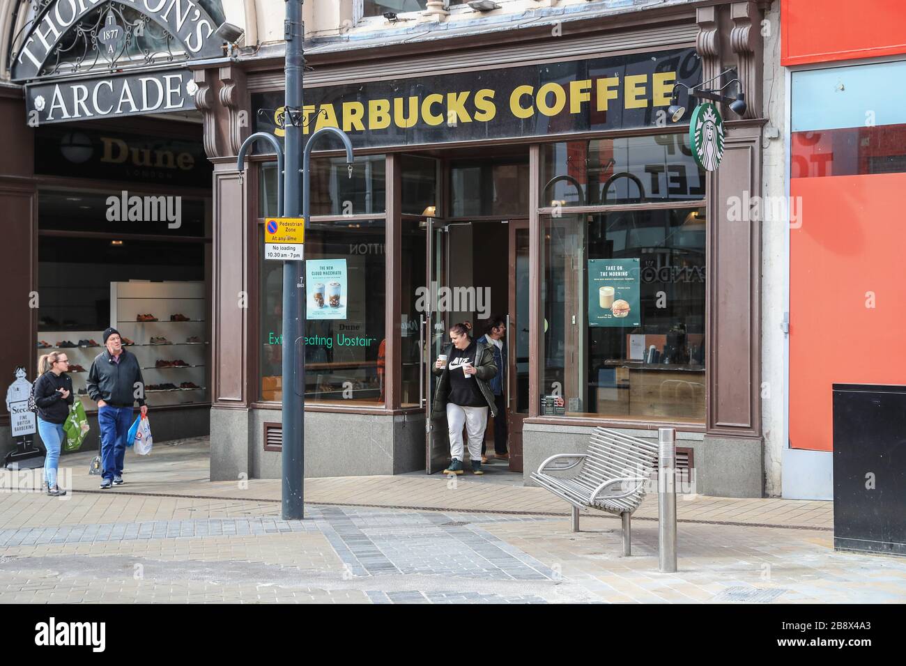 21 de marzo de 2020, Leeds City Centre, Leeds West Yorkshire ; COVID-19 escenas de brotes desde el día siguiente a PM Boris Johnson órdenes de cafés, pubs, bares, restaurantes y gimnasios para cerrar: Starbucks está abierto como de costumbre cuando los clientes compran para su desayuno Foto de stock