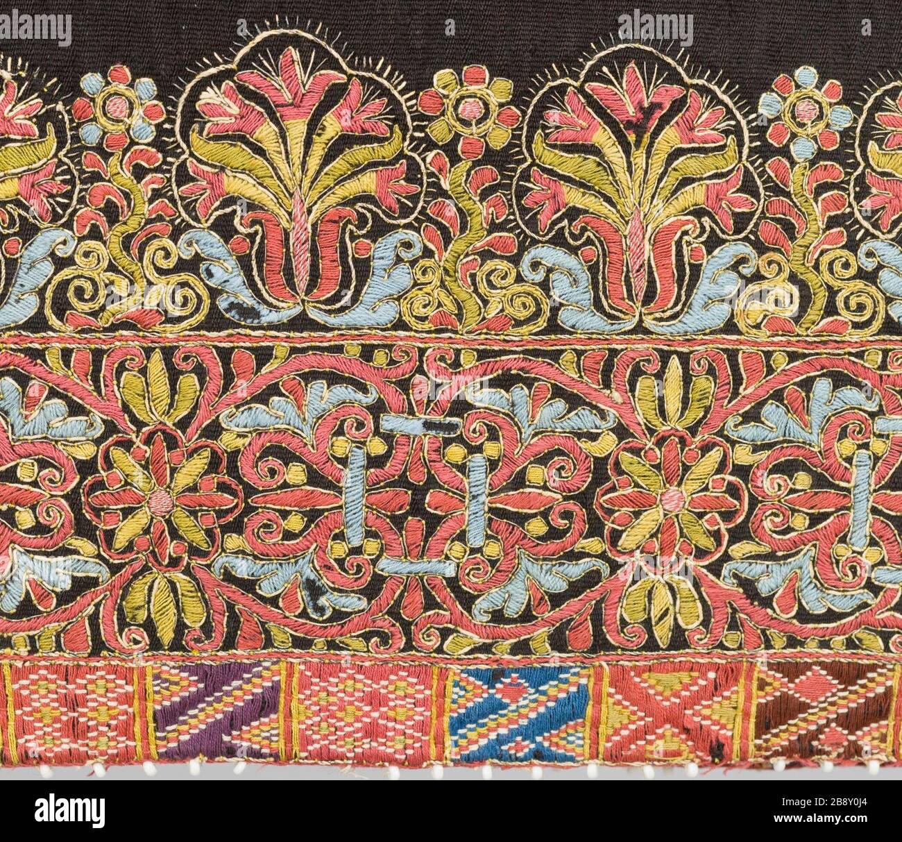 La túnica Procesional (Imagen 7 de 12); en inglés: Perú, siglo xvii, trajes de época colonial; prendas de vestir las fibras de camélidos en urdimbre-enfrenta de ligamento tafetán, seda y bordado con La túnica Procesional (Imagen 7 de 12); en inglés: Perú, siglo xvii, trajes de época colonial; prendas de vestir las fibras de camélidos en urdimbre-enfrenta de ligamento tafetán, seda y bordado con