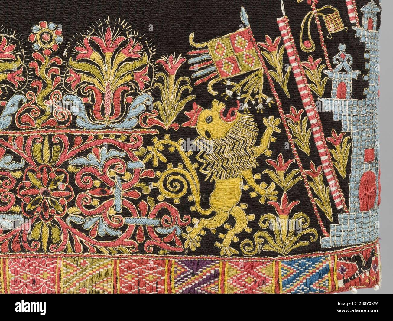 La túnica Procesional (Imagen 9 de 12); en inglés: Perú, siglo xvii, trajes  de época colonial; prendas de vestir las fibras de camélidos en  urdimbre-enfrenta de ligamento tafetán, seda y bordado con
