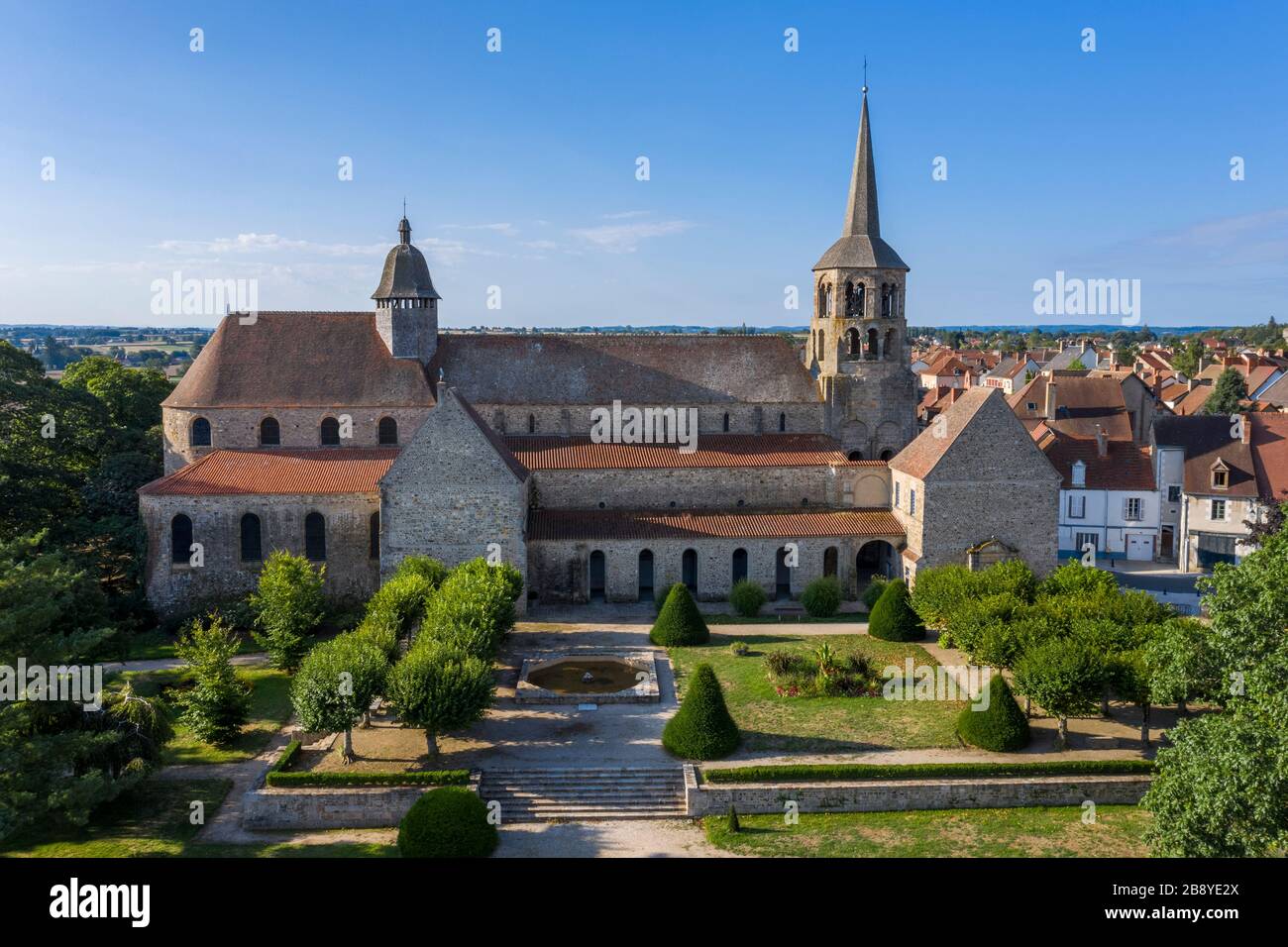 Francia, Creuse, Evaux les Bains, Abadía románica de Saint-Pierre-Saint-Paul (vista aérea) // Francia, Creuse (23), Évaux-les-Bains, abbatiale romane Sain Foto de stock