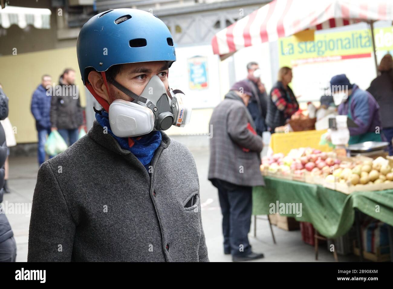 Hombre que lleva máscaras para contener la propagación del coronavirus. Milán, Italia - Marzo 2020 Foto de stock