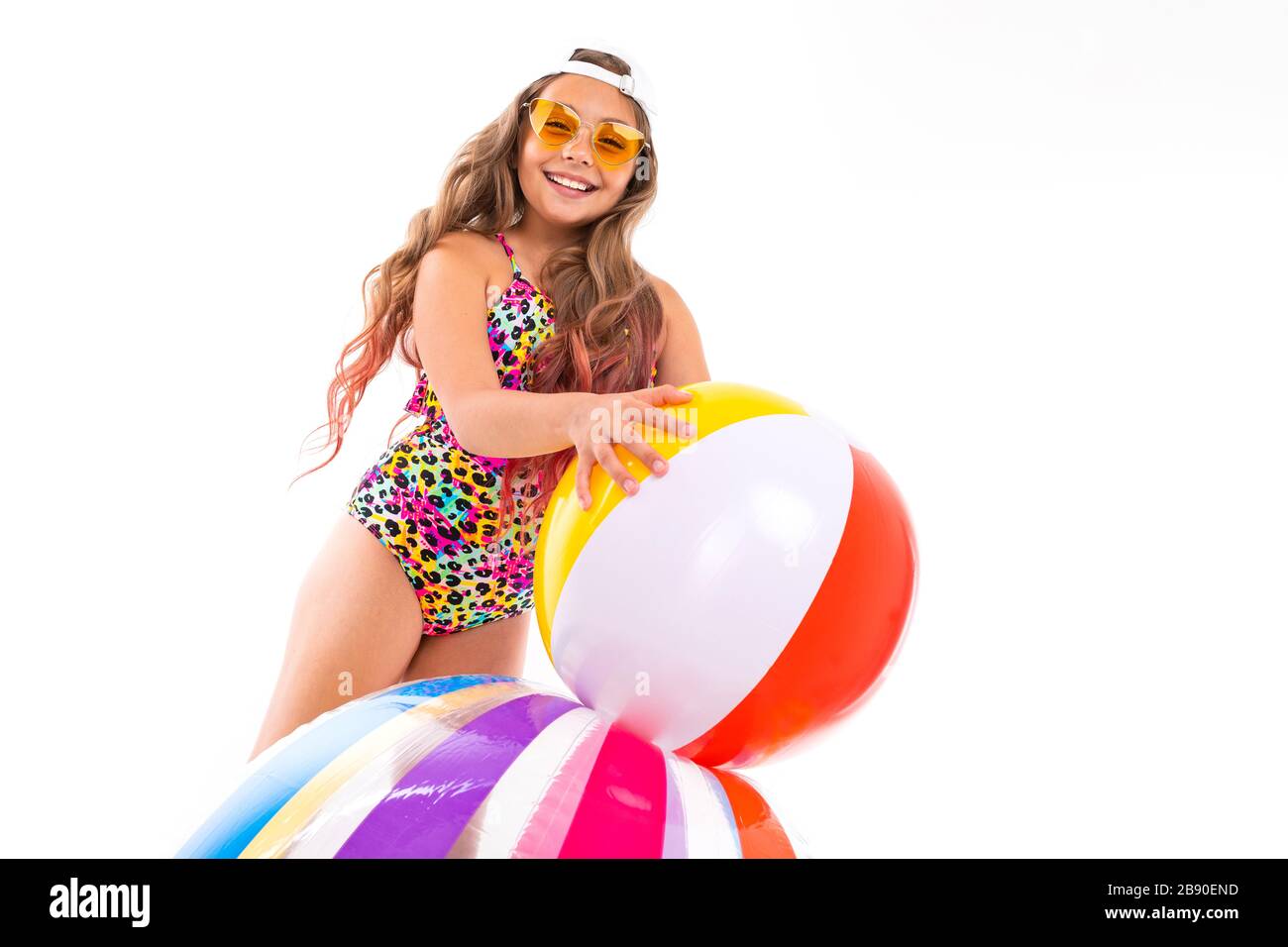 niña adolescente en ropa de baño entre los círculos de natación y colchones  de vacaciones en un fondo blanco aislado Fotografía de stock - Alamy