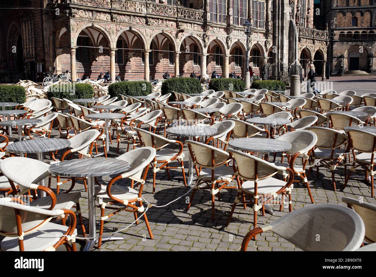 Sillas vacías y mesas de un café en la plaza del mercado de Bremen, cerrado por el virus de la corona, Bremen, Alemania, Europa Foto de stock