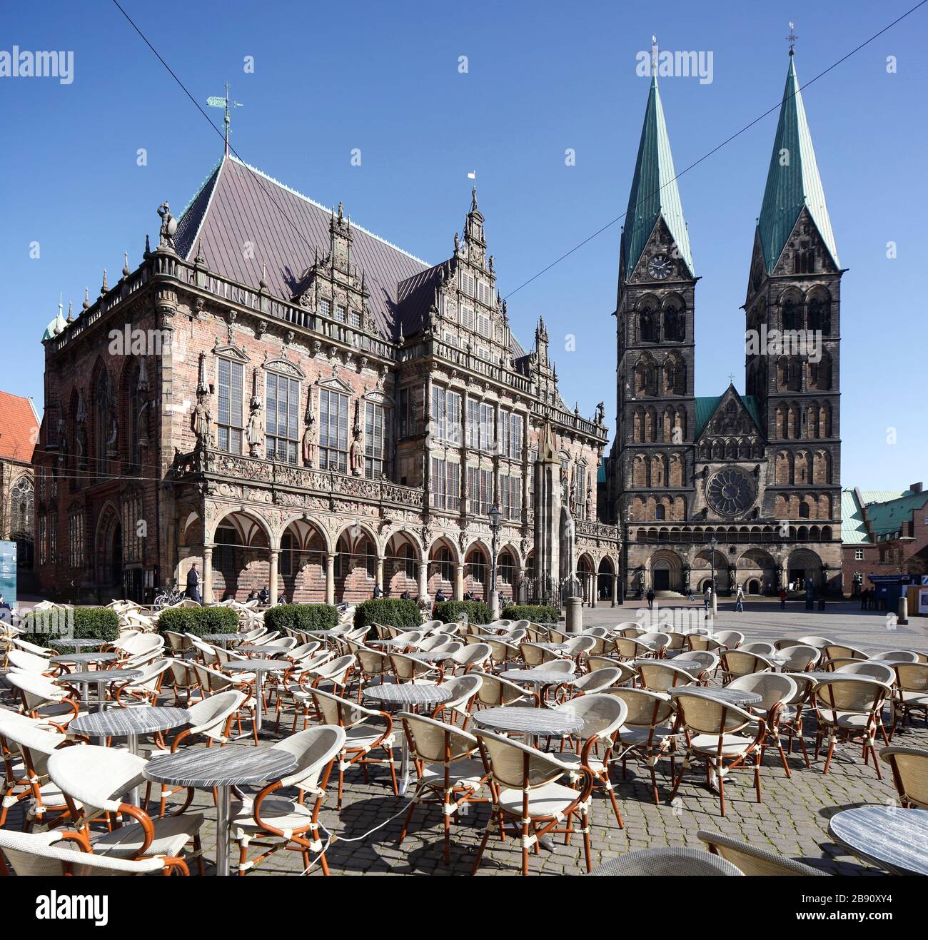 Sillas vacías y mesas de un café en la plaza del mercado de Bremen, cerrado por el virus de la corona, Bremen, Alemania, Europa Foto de stock