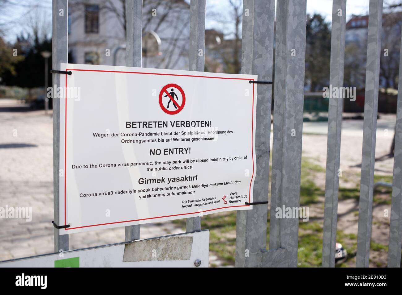 Schild Spielplatz wegen Coronavirus geschlossen, betreten verboten Foto de stock