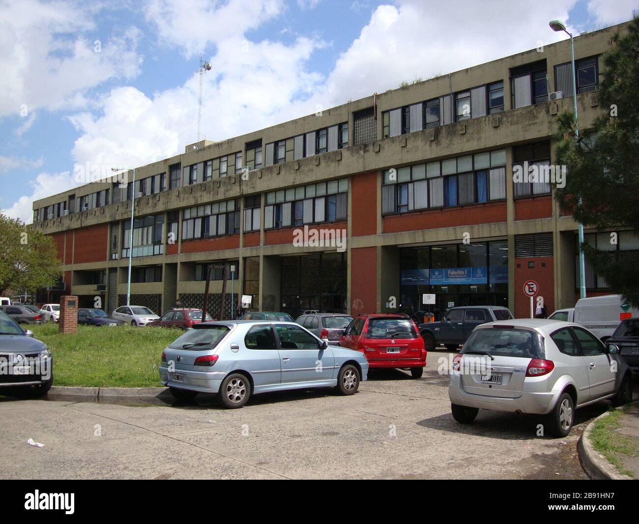 English: Fachada principal y entrada al Pabellón I Profesor Rolando García,  una de las sedes de la Facultad de Ciencias Exactas y Naturales de la  Universidad de Buenos Aires. Fue proyectado por