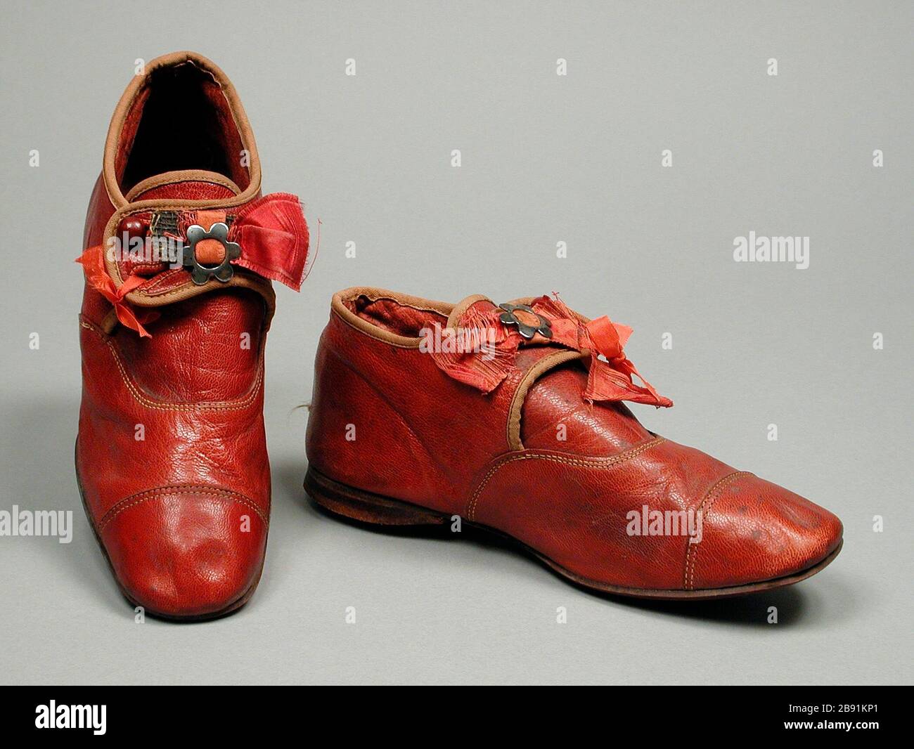 Los pares de zapatos del niño; Inglés: Probablemente Estados Unidos,  1885-1895; Accesorios Trajes de cuero de cabrito, cuero, algodón, metal 6 7/ 8 x 2 1/4 x 2 1/2 in. (17,46 x 5,71