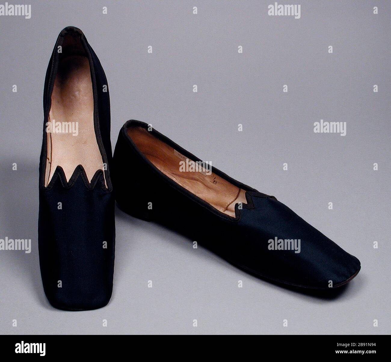 Par De Zapatillas De Mujer Ingles Probablemente Estados Unidos Circa 1860 Trajes Accesorios De Sarga De Lana Gamuza Longitud 9 1 4 23 49 Cm Cada Sra Alice F Schott Legado M 67 8 147a B De Vestuario