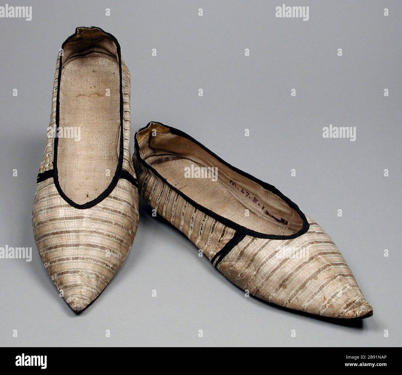 Par zapatos de mujer; en inglés: Inglaterra, Inglaterra, 1800 trajes, accesorios, cuero, seda pintada con cinta de tejido normal Longitud: 10 5/8 in. (26.99 cm) cada uno; anchura: 3. (7.62