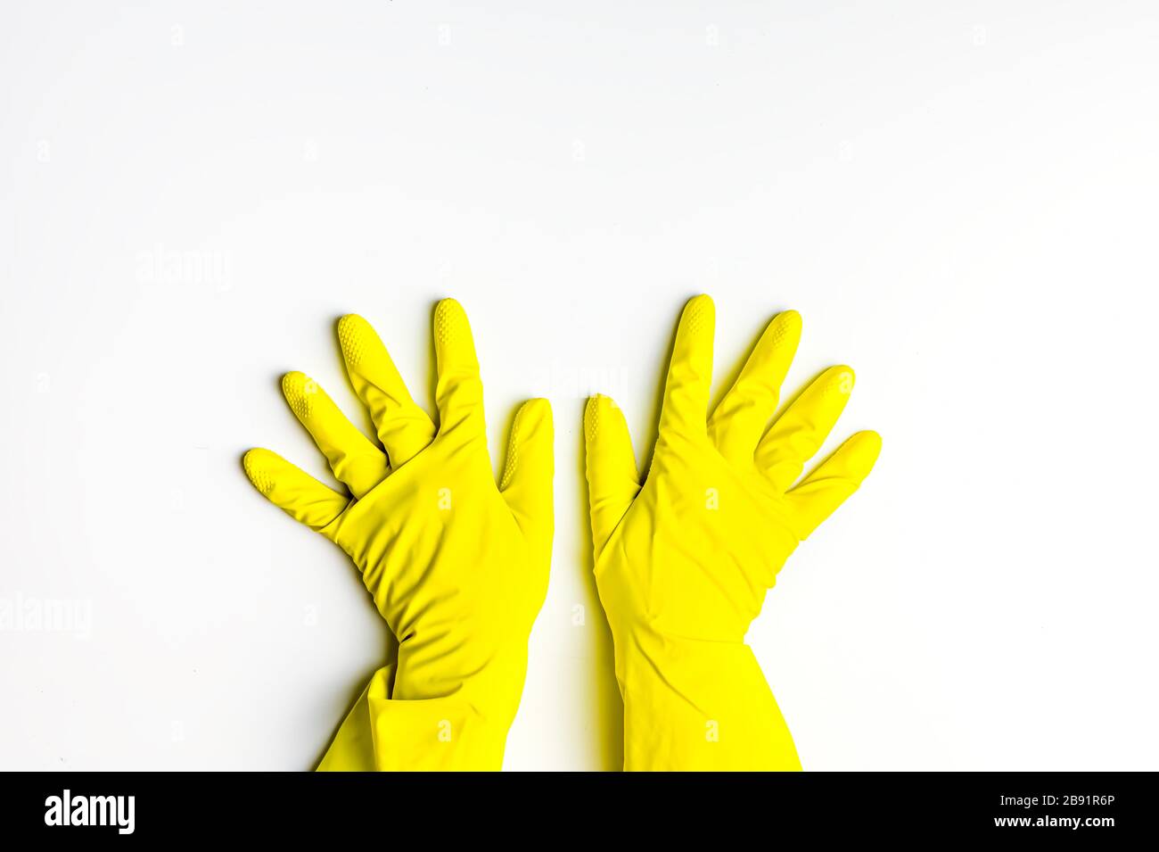 dos manos en guantes de látex amarillo sobre fondo blanco. limpieza,  limpieza de muelles Fotografía de stock - Alamy