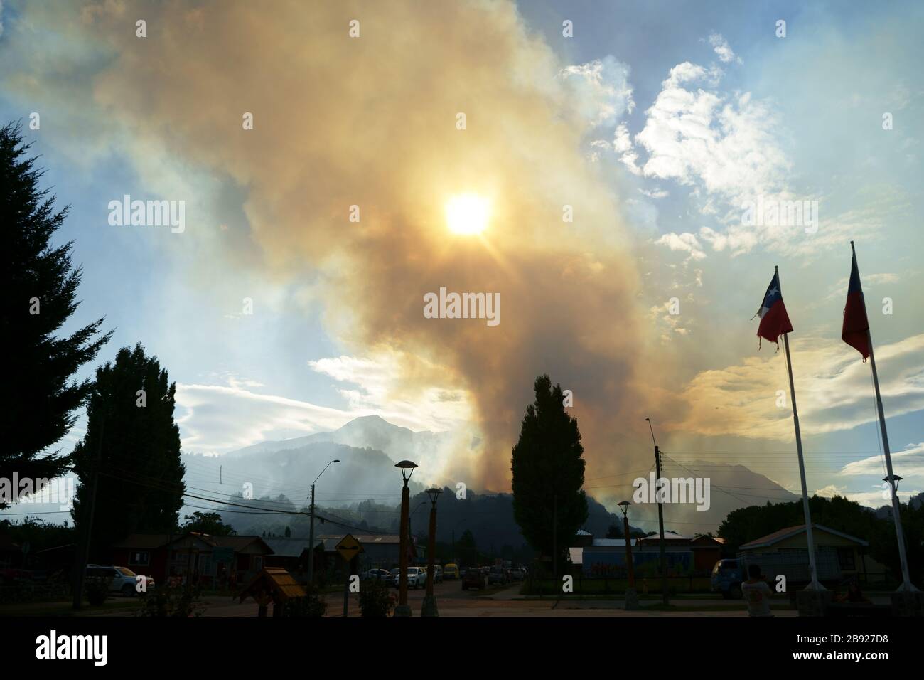 Smokeof forestfire se alza sobre la ciudad de Futaleufa, Patagonia, Chile Foto de stock