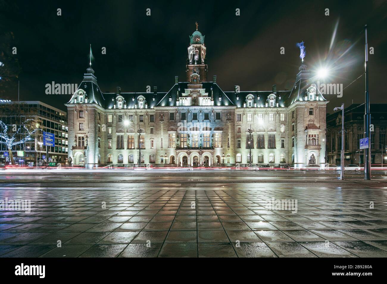 Stadhuis en el ayuntamiento de Rotterdam por la noche con franjas claras Foto de stock