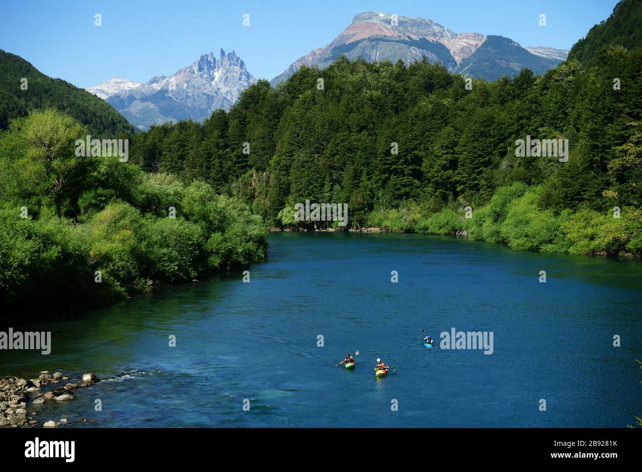 Kayakistas en el río Futaleufa, Patagonia, Chile Foto de stock