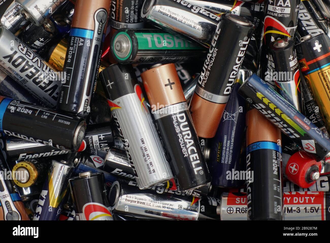 Atenas, Grecia - 21 de diciembre de 2019: Reciclaje de baterías. Pila de pilas  alcalinas usadas Fotografía de stock - Alamy