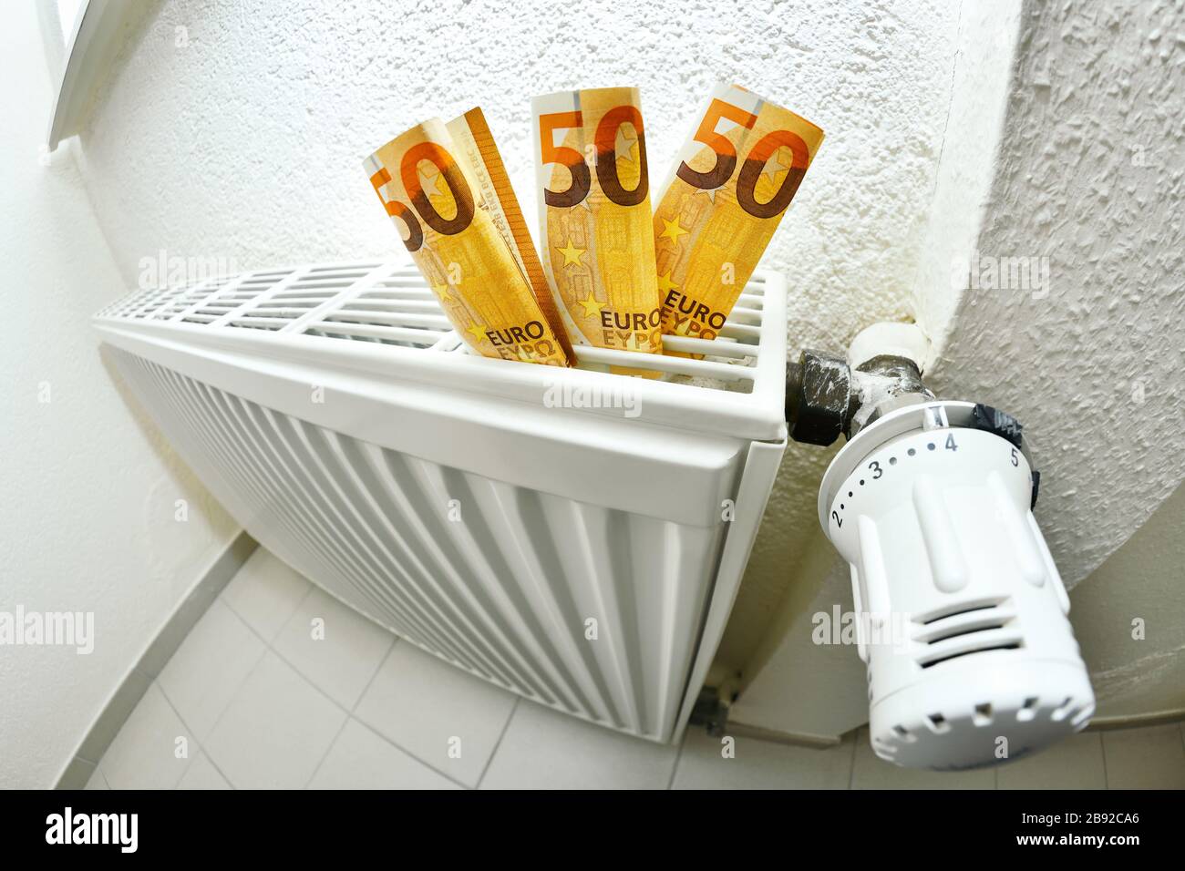 Calefacción con pagarés bancarios, aumento de los costes de calefacción, Heizung mit Geldscheinen, Steigende Heizkosten Foto de stock