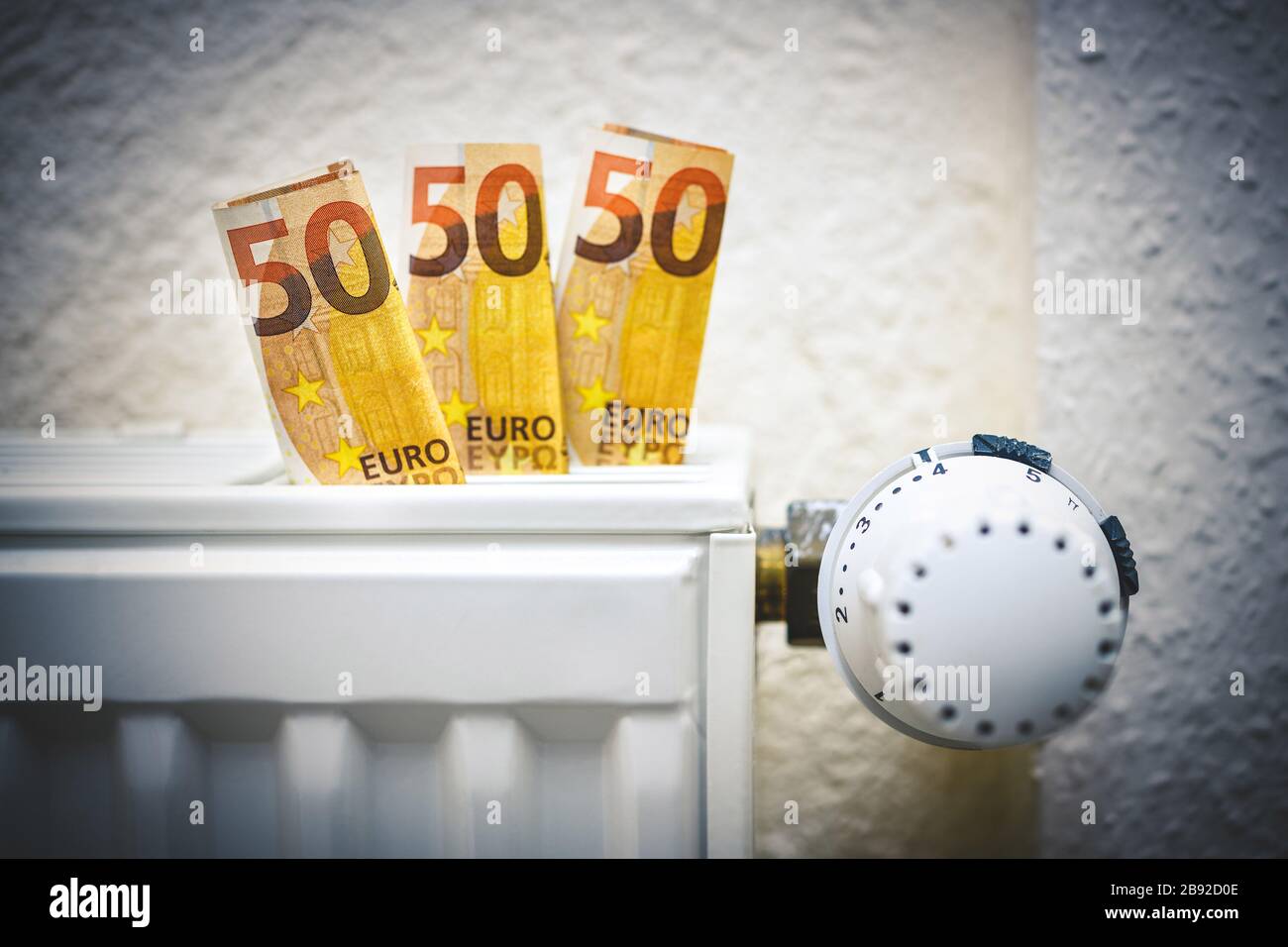 Calefacción con pagarés bancarios, aumento de los costes de calefacción, Heizung mit Geldscheinen, Steigende Heizkosten Foto de stock