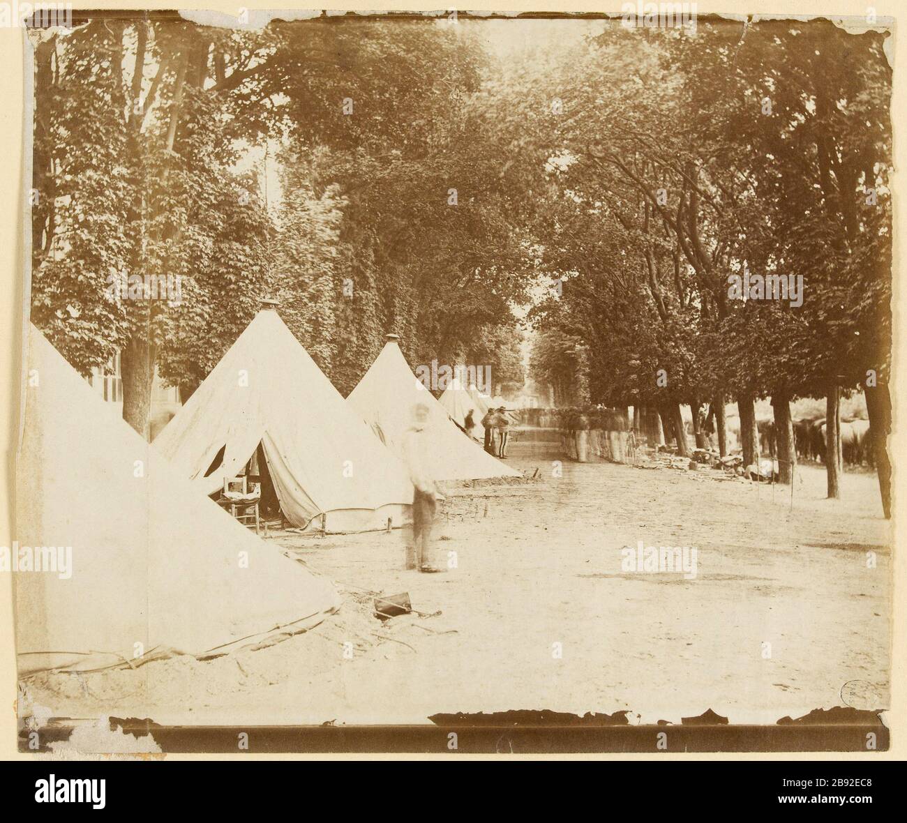 Tullerías del Ejército regular (casersares). Terraza junto al borde del agua. Las Tullerías. Ejército regular (hussars). Terraza junto al borde del agua. 1er. Distrito, París. 'Les Tuileries. Armée régulière, páscaras. Terrasse du bord de l'eau. París (Ier arr.)'. Fotographie anonyme. Tirage sur papier albuminé. Es 1871-1871. París, musée Carnavalet. Foto de stock