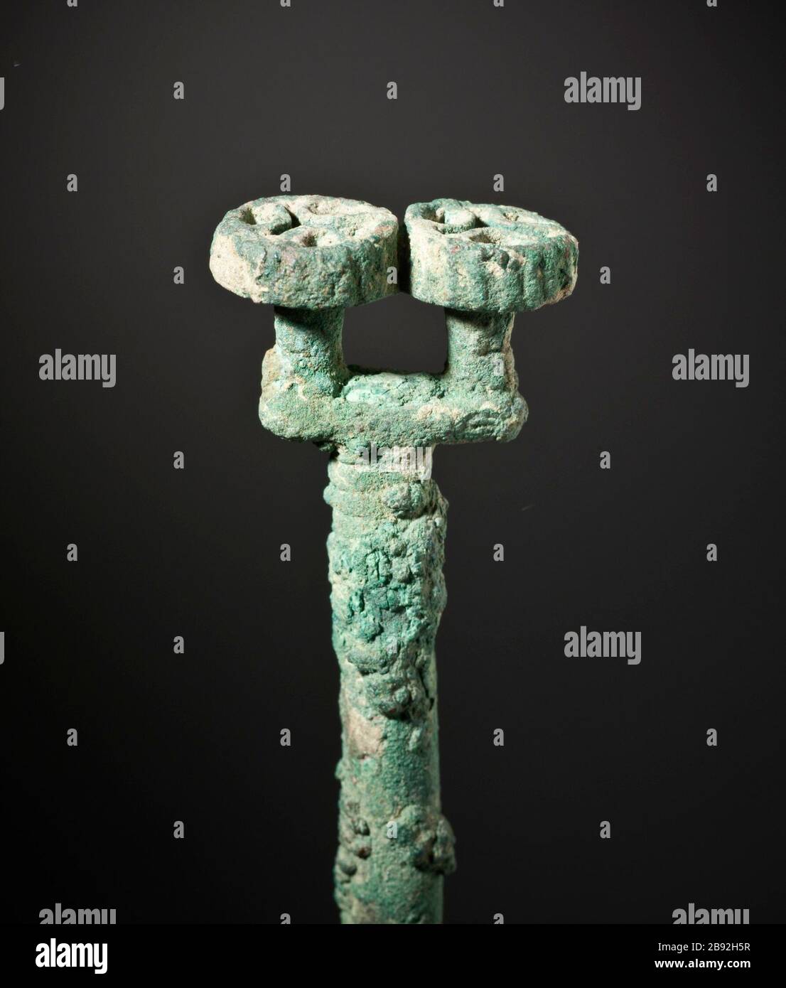 'Pin con dos juntas de sello (Imagen 2 de 2); joyas y adornos de bronce, pin 9 1/8 in. (23.18 cm) Shinji Shumeikai fondo de adquisición (CA1995.5.13) arte del antiguo Oriente Próximo actualmente a la vista del público:; 2000-1500 B.C.; ' Foto de stock