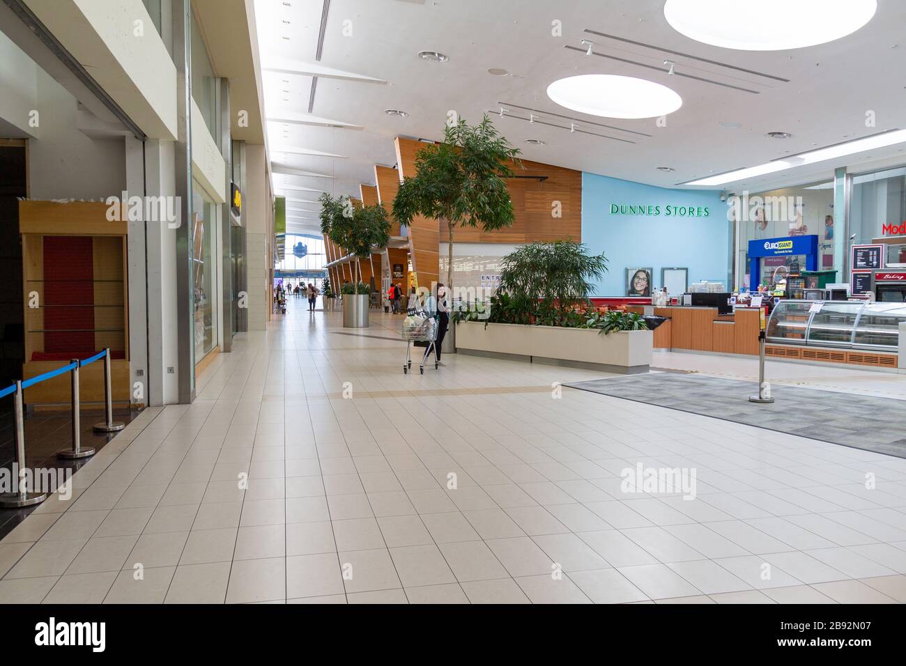 Ballincollig, Cork Occidental, Irlanda, 23 de marzo de 2020. El centro comercial Castle West en Ballincollig, que normalmente está muy concurrido, debería estar lleno de compradores, pero el Coronavirus está manteniendo a la gente lejos dejando las tiendas vacías. Noticias en vivo de AfPerspective/ Alamy Foto de stock