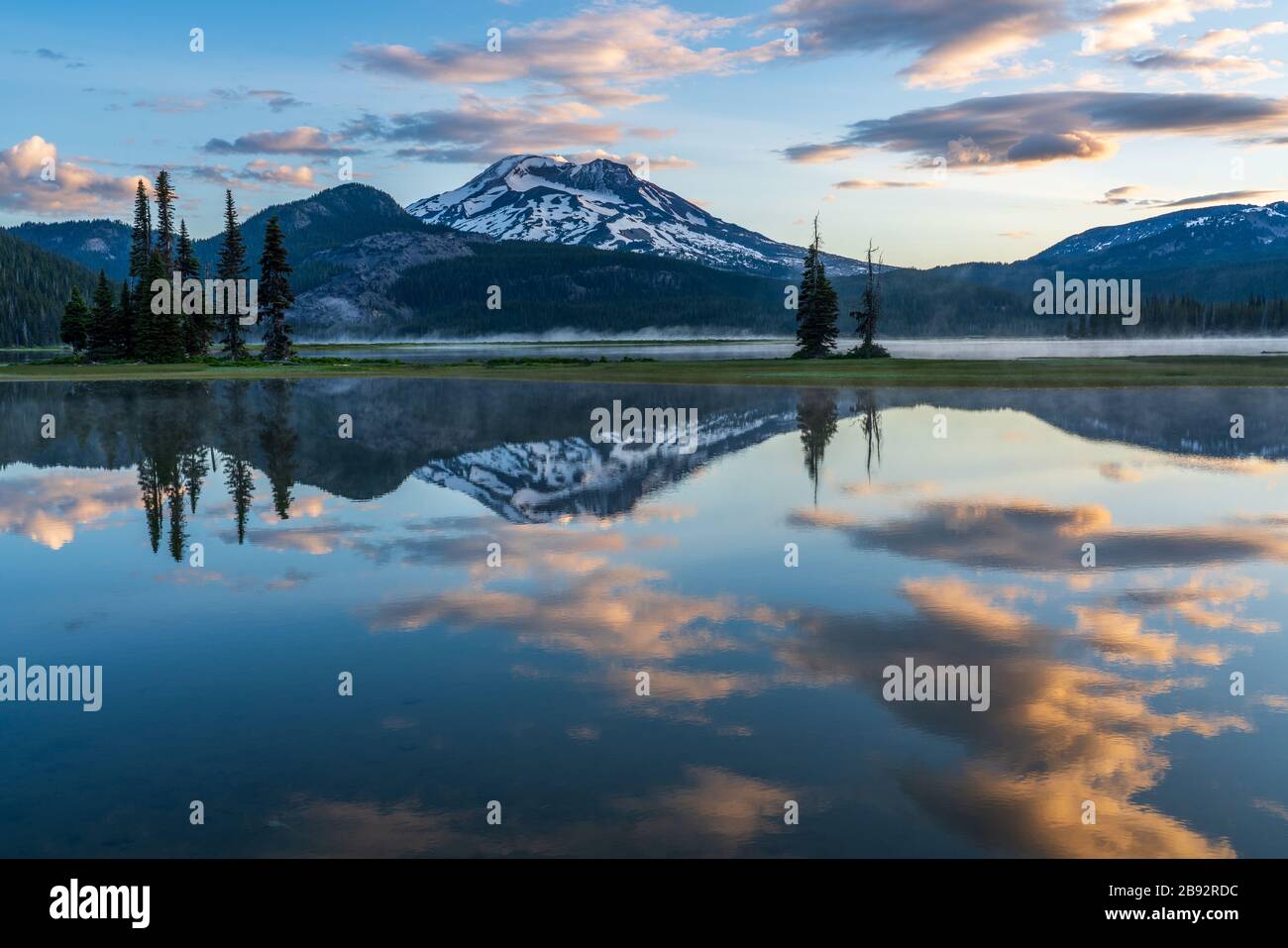 Montañas en Oregon en Sparks Lake Foto de stock