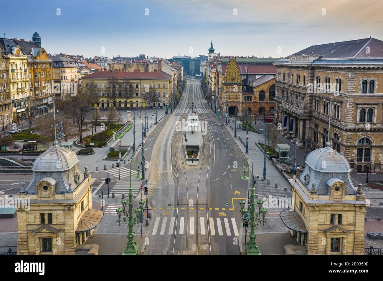 Budapest, Hungría - Vista aérea de la plaza Fovam y calles totalmente vacías en el bulevar Vamhaz (Vamhaz korut) y el mercado Central. Ninguna gente y qu Foto de stock