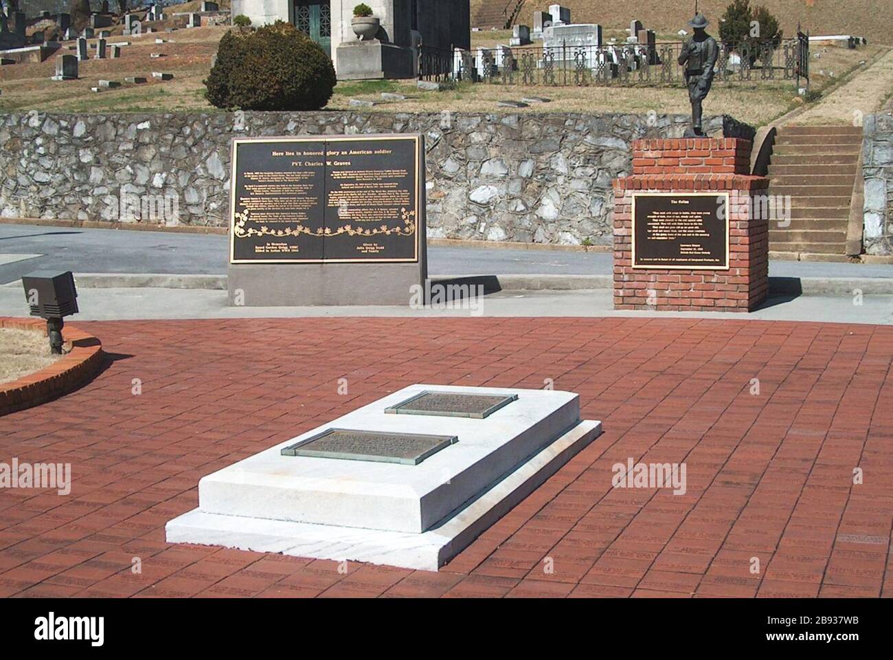 "Inglés la tumba de Charles privado conocido soldado tumbas y estatua de doughboy.; 3/3/09 8 de