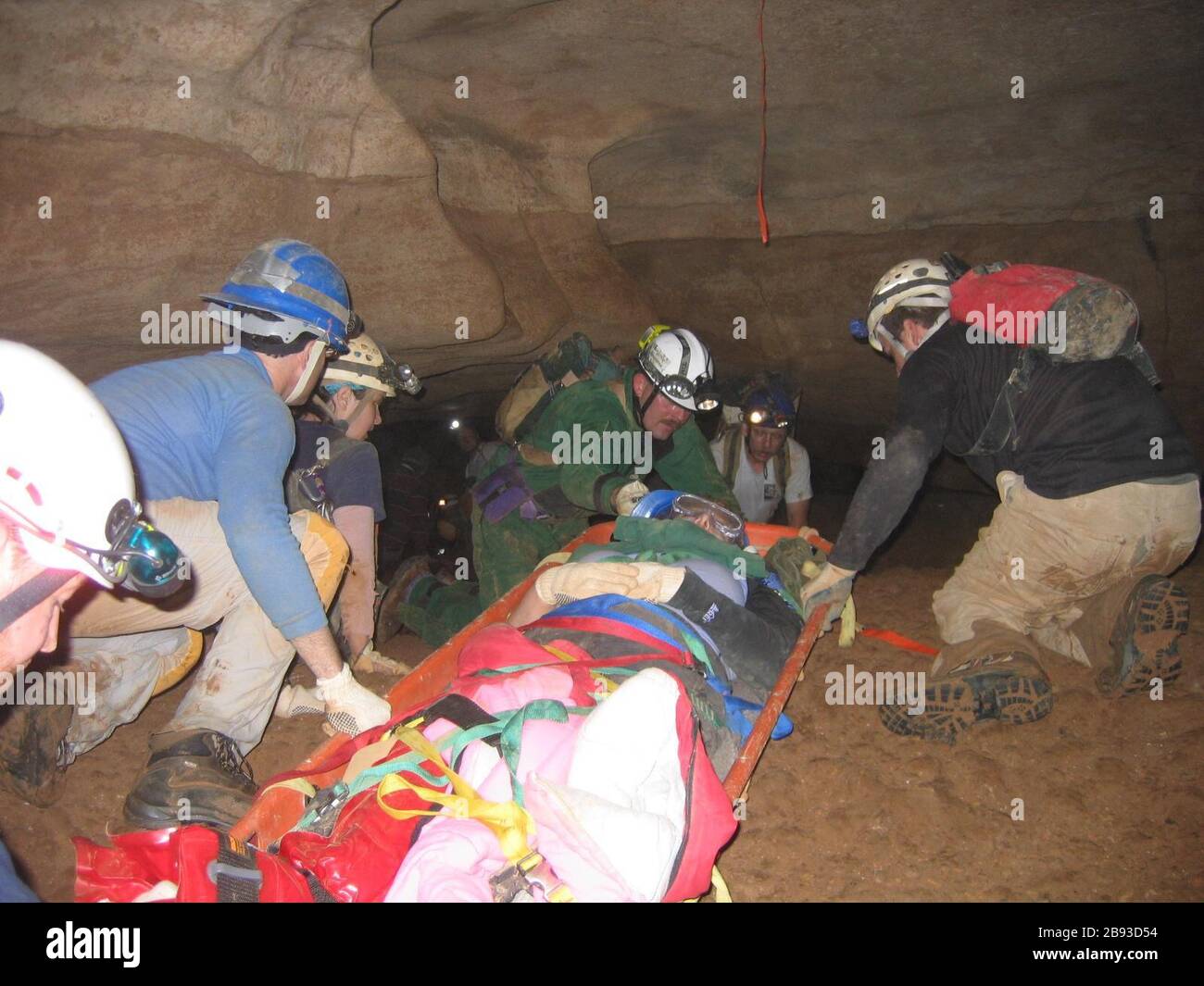 "Chattanooga/Hamilton County Cueva transportar un equipo de rescate de heridos caver.; 13 de agosto de 2007 (fecha de carga original); trasladado desde en.wikipedia a Commons.; Tagcaver2 en Wikipedia en inglés; ' Foto de stock
