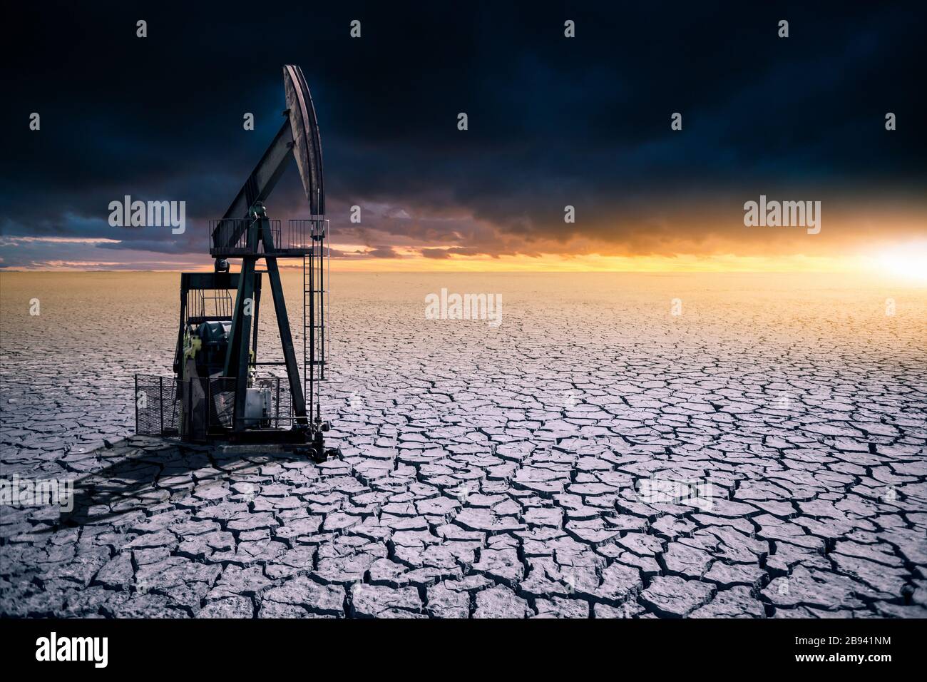 Plataforma petrolífera en el desierto sobre un fondo de un cielo dramático. Símbolo de la crisis en la industria petrolera Foto de stock