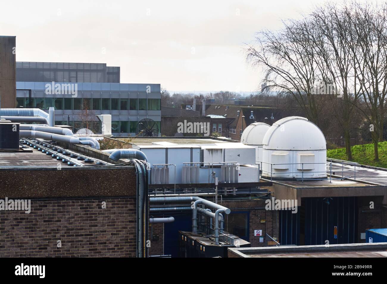 Observatorios astronómicos en el tejado de la Universidad de Nottingham operados por la Escuela de Física y Astronomía Foto de stock